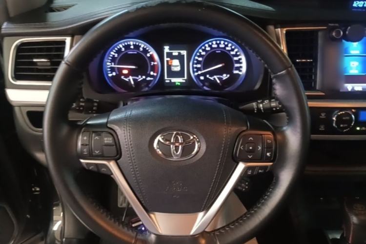 Used Toyota Highlander 2018 2.0T Four-Wheel Drive Luxury Version 7 Seats China VI Standard Steering Wheel