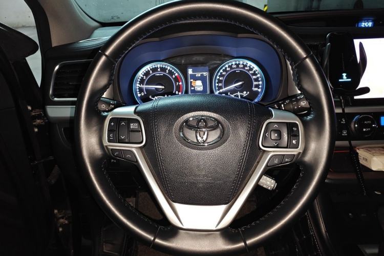 Used Toyota Highlander 2018 2.0T Four-Wheel Drive Luxury Edition 7 Seats China V Emission Standard Steering Wheel
