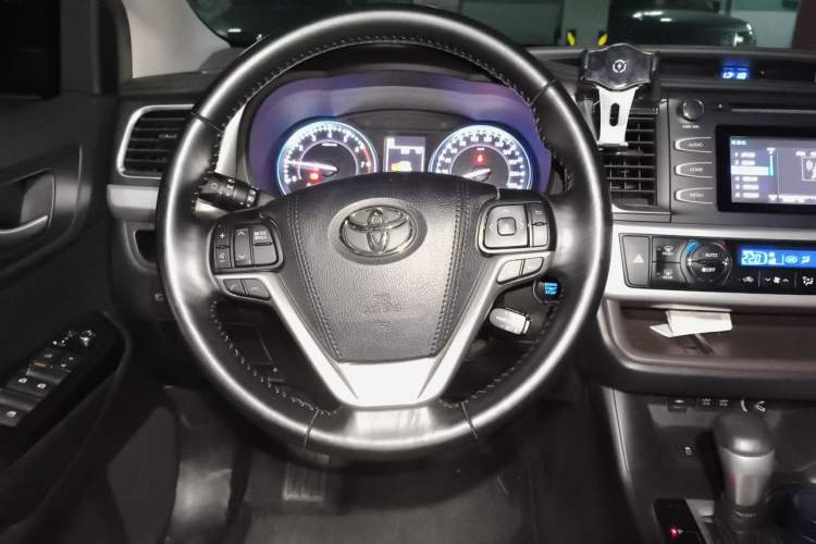 Used Toyota Highlander 2018 2.0T Two-Wheel Drive Luxury Edition 7 Seats China VI Standard Steering Wheel