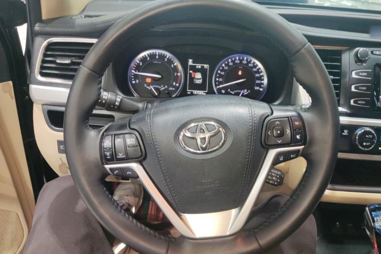 Used Toyota Highlander 2018 2.0T Four-Wheel Drive Luxury Edition 7 Seats China V Emission Standard Steering Wheel