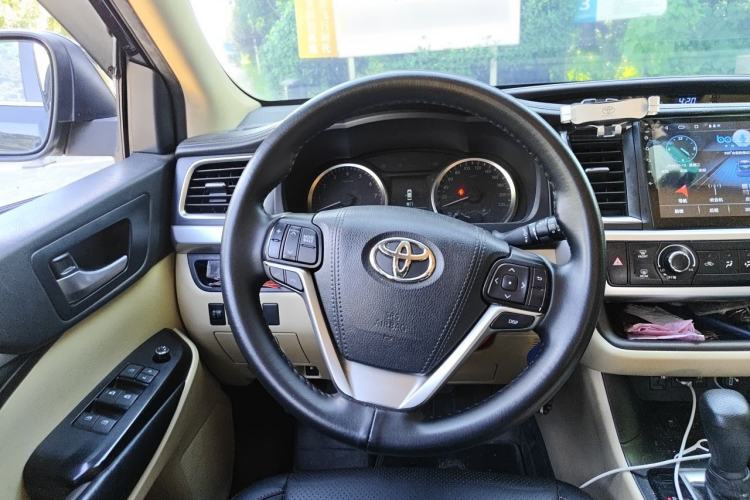 Used Toyota Highlander 2018 2.0T Two-Wheel Drive Elite Version 5 Seats China VI Standard Steering Wheel