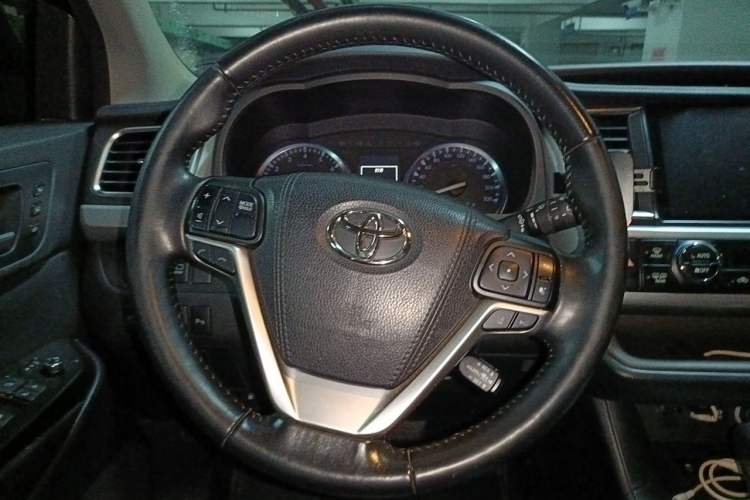 Used Toyota Highlander 2018 2.0T Four-Wheel Drive Prestige Version 7 Seats China V Emission Standard Steering Wheel
