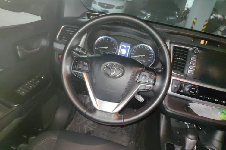 Used Toyota Highlander 2018 2.0T Four-Wheel Drive Luxury Version 7 Seats China VI Standard Steering Wheel