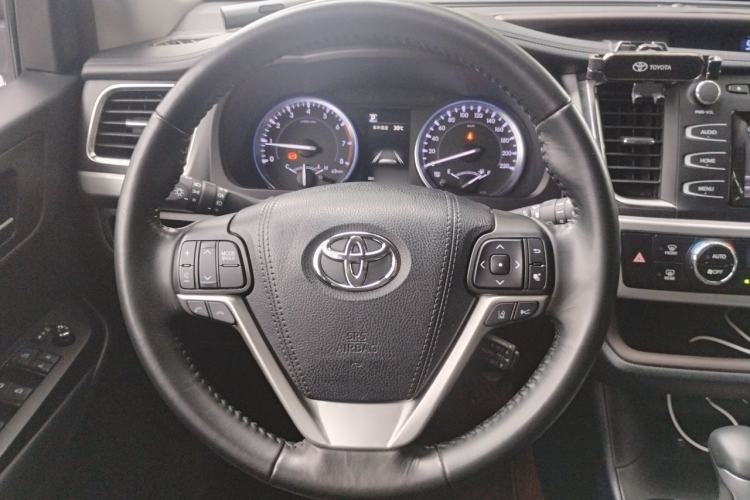 Used Toyota Highlander 2018 2.0T Two-Wheel-Drive Luxury Edition 7 Seats Emission Standard China V Steering Wheel