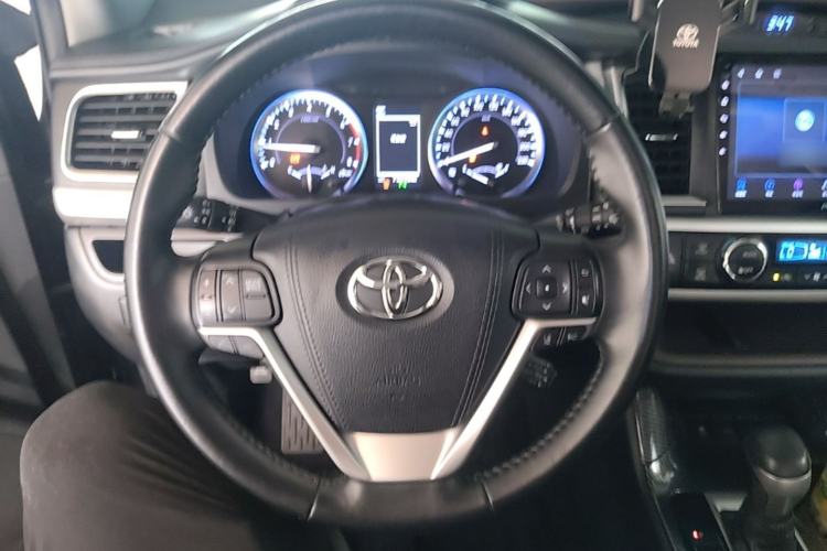 Used Toyota Highlander 2018 2.0T Four-Wheel Drive Luxury Version 7 Seats China VI Standard Steering Wheel