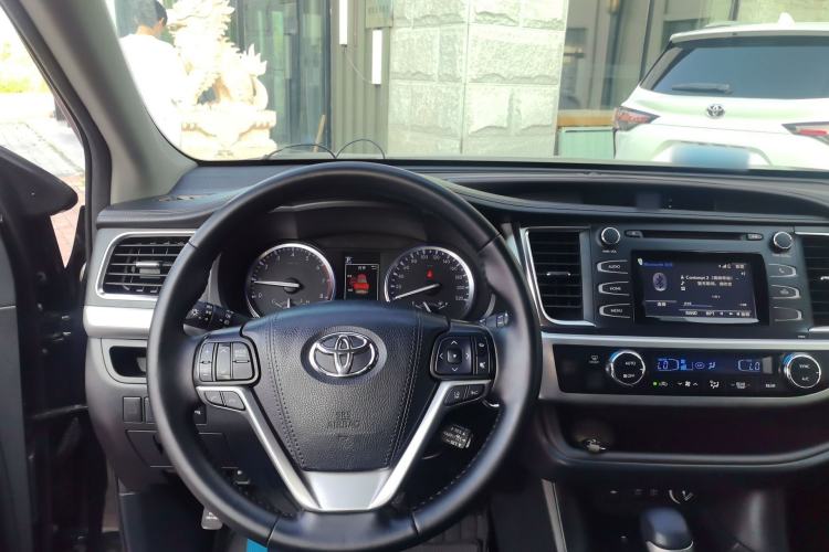 Used Toyota Highlander 2018 2.0T Four-Wheel Drive Luxury Edition 7 Seats China V Emission Standard Steering Wheel