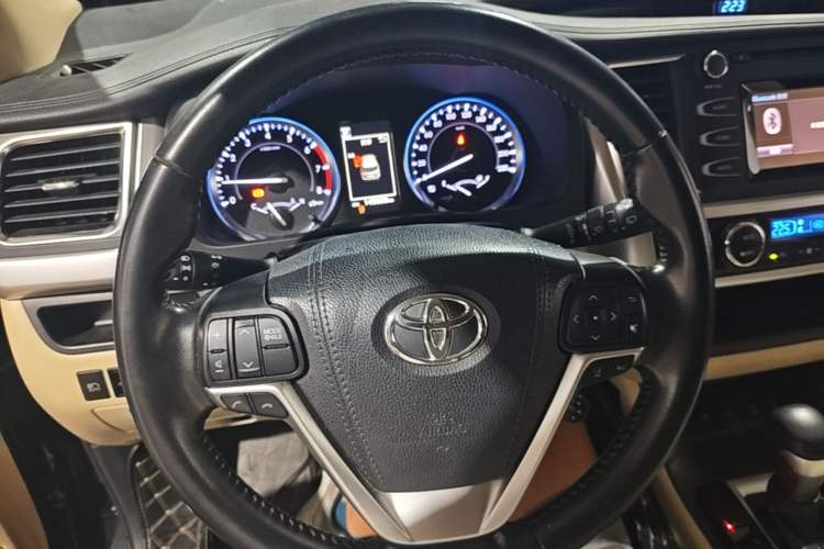 Used Toyota Highlander 2018 2.0T Four-Wheel Drive Luxury Edition 7 Seats China V Emission Standard Steering Wheel