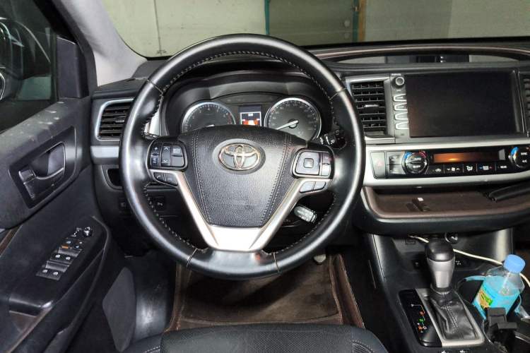 Used Toyota Highlander 2018 2.0T Four-Wheel Drive Luxury Edition 7 Seats China V Emission Standard Steering Wheel
