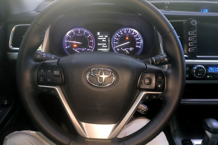 Used Toyota Highlander 2018 2.0T Four-Wheel Drive Luxury Version 7 Seats China VI Standard Steering Wheel