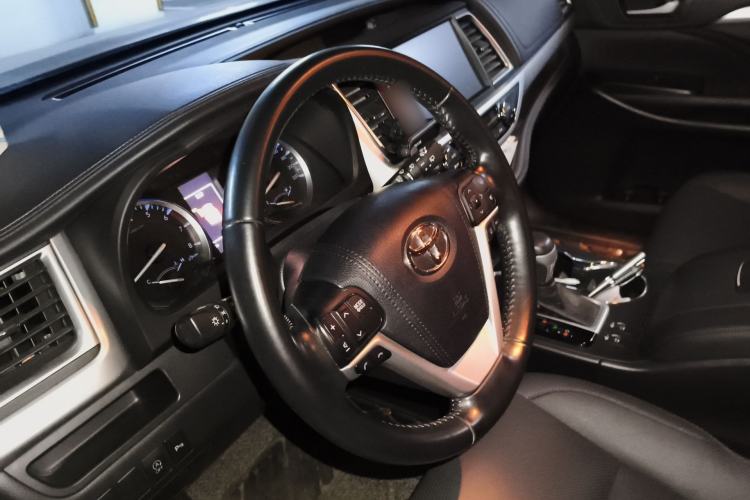 Used Toyota Highlander 2018 2.0T Four-Wheel Drive Luxury Version 7 Seats China VI Standard Steering Wheel