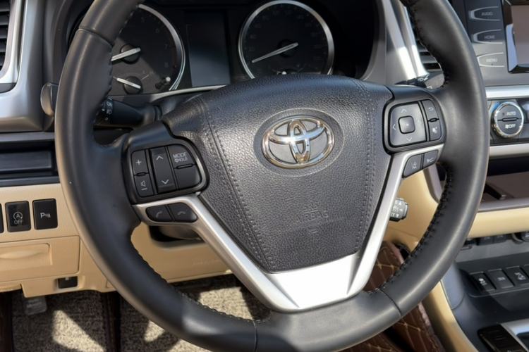 Used Toyota Highlander 2018 2.0T Four-Wheel Drive Luxury Edition 7 Seats China V Emission Standard Steering Wheel