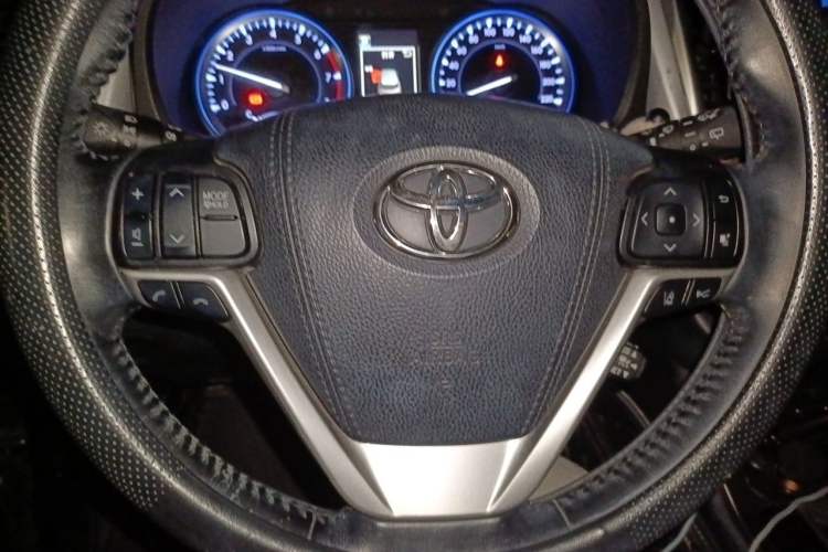 Used Toyota Highlander 2018 2.0T Four-Wheel Drive Luxury Version 7 Seats China VI Standard Steering Wheel