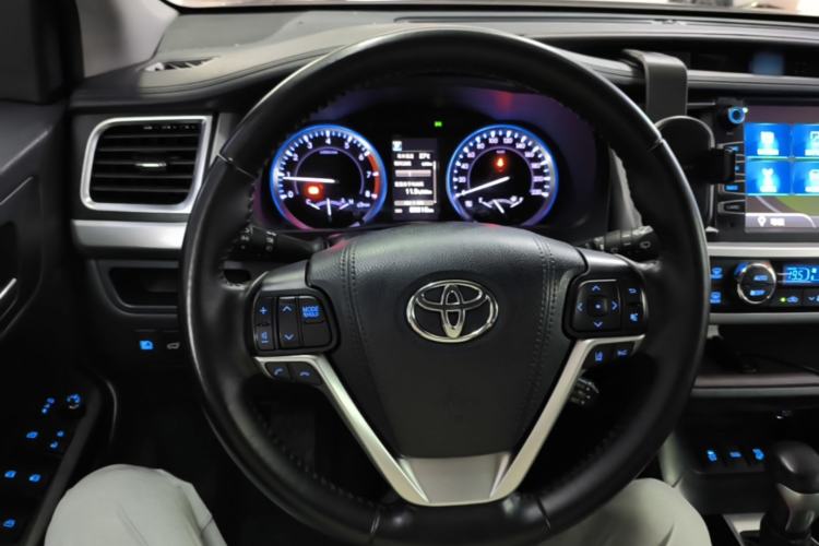 Used Toyota Highlander 2018 2.0T Four-Wheel Drive Luxury Version 7 Seats China VI Standard Steering Wheel