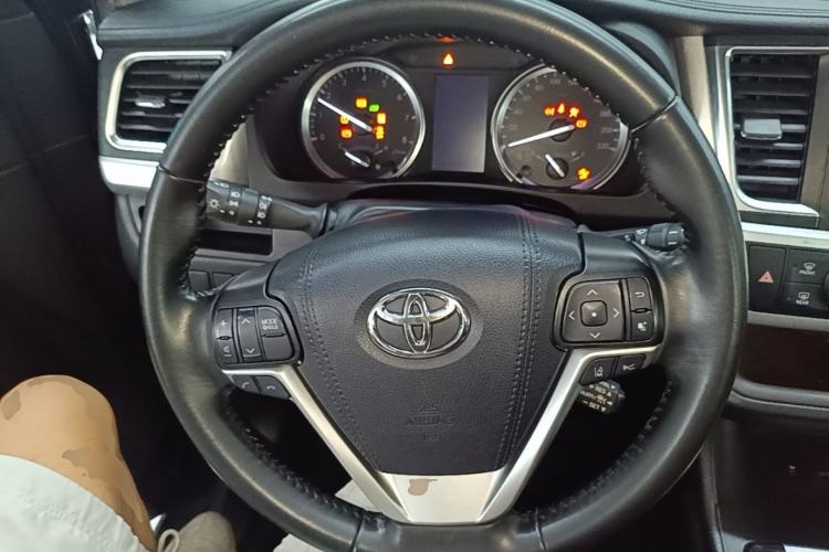 Used Toyota Highlander 2018 2.0T Two-Wheel Drive Luxury Edition 7 Seats China VI Standard Steering Wheel