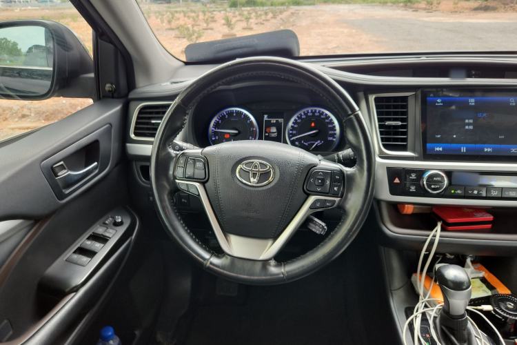 Used Toyota Highlander 2018 2.0T Two-Wheel-Drive Luxury Edition 7 Seats Emission Standard China V Steering Wheel