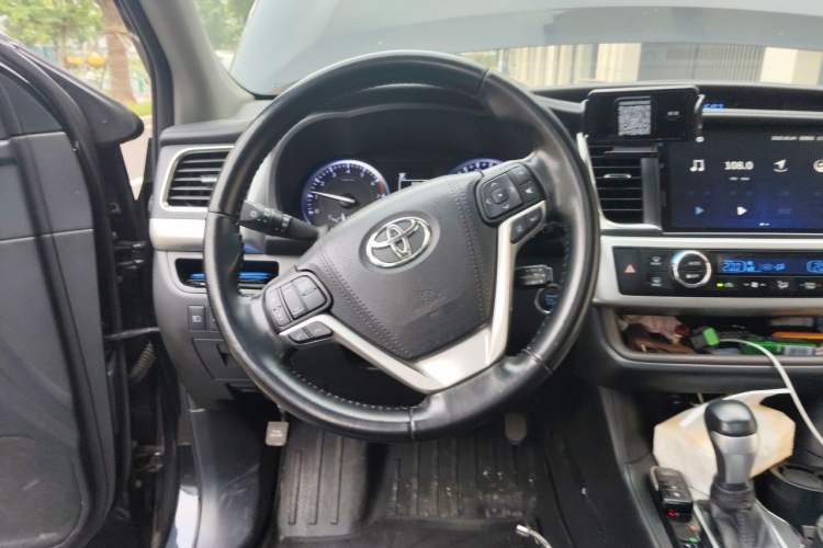 Used Toyota Highlander 2018 2.0T Two-Wheel Drive Prestige Version 7 Seats China V Emission Standard Steering Wheel