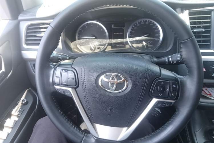Used Toyota Highlander 2018 2.0T Four-Wheel Drive Luxury Edition 7 Seats China V Emission Standard Steering Wheel