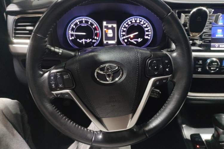 Used Toyota Highlander 2018 2.0T Four-Wheel Drive Luxury Version 7 Seats China VI Standard Steering Wheel