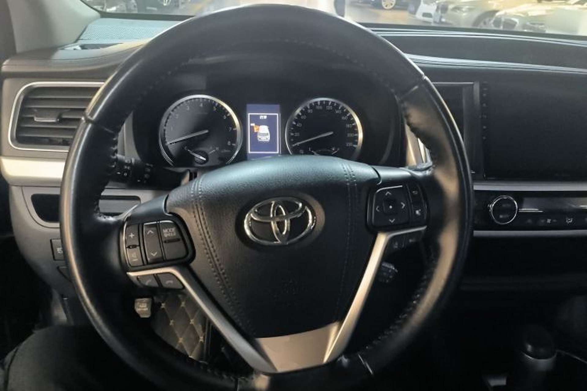 Used Toyota Highlander 2018 2.0T Four-Wheel Drive Luxury Version 7 Seats China VI Standard Steering Wheel