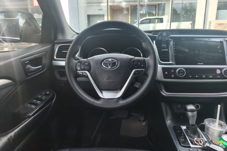 Used Toyota Highlander 2018 2.0T Two-Wheel-Drive Luxury Edition 7 Seats Emission Standard China V Steering Wheel