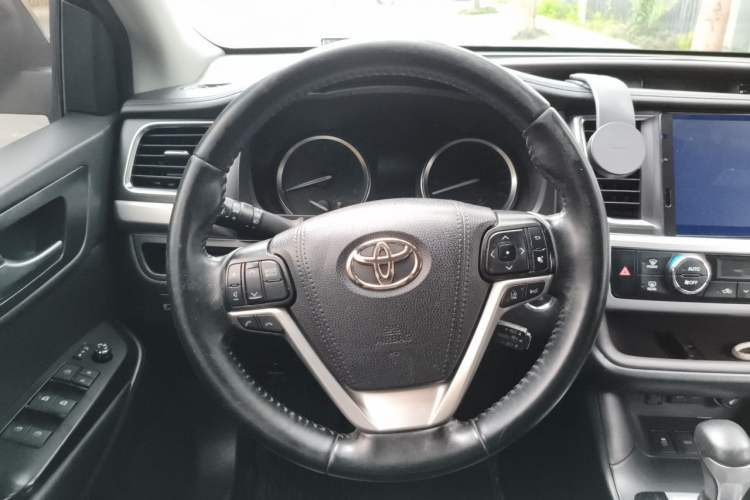 Used Toyota Highlander 2018 2.0T Two-Wheel Drive Luxury Edition 7 Seats China VI Standard Steering Wheel