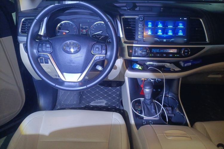 Used Toyota Highlander 2018 2.0T Four-Wheel Drive Luxury Version 7 Seats China VI Standard Steering Wheel