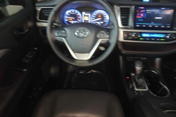 Used Toyota Highlander 2018 2.0T Four-Wheel Drive Luxury Version 7 Seats China VI Standard Steering Wheel