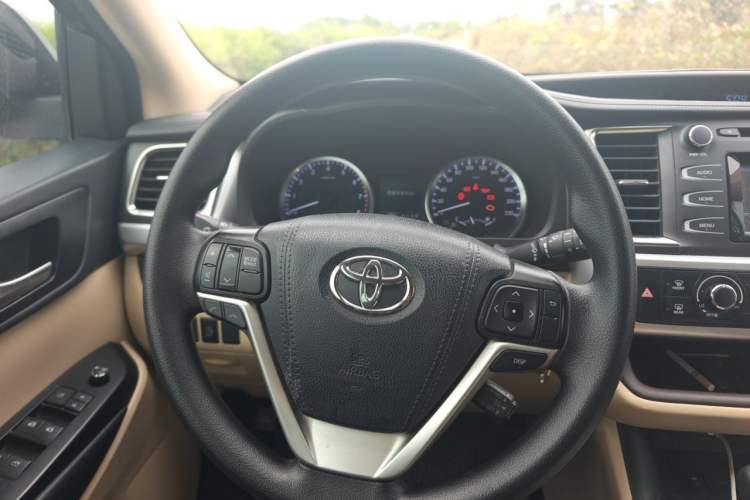 Used Toyota Highlander 2018 2.0T Two-Wheel Drive Elite Edition 5 Seats Emission Standard China V Steering Wheel