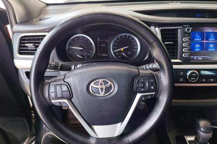 Used Toyota Highlander 2018 2.0T Four-Wheel Drive Luxury Version 7 Seats China VI Standard Steering Wheel