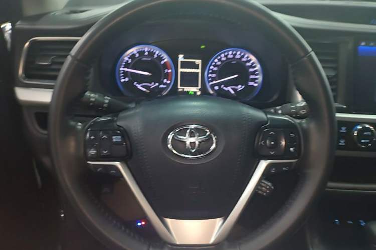 Used Toyota Highlander 2018 2.0T Four-Wheel Drive Luxury Edition 7 Seats China V Emission Standard Steering Wheel