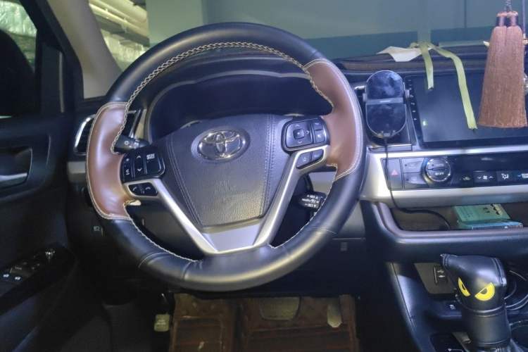 Used Toyota Highlander 2018 2.0T Four-Wheel Drive Luxury Edition 7 Seats China V Emission Standard Steering Wheel