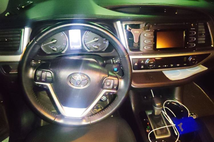 Used Toyota Highlander 2018 2.0T Four-Wheel Drive Luxury Version 7 Seats China VI Standard Steering Wheel