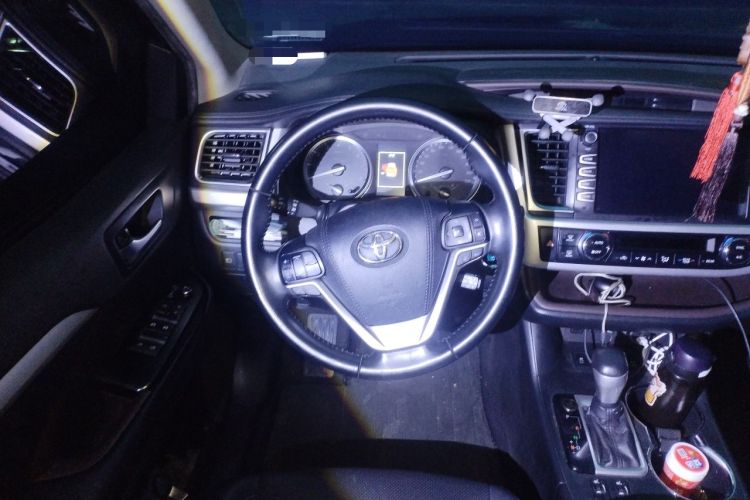 Used Toyota Highlander 2018 2.0T Four-Wheel Drive Luxury Version 7 Seats China VI Standard Steering Wheel