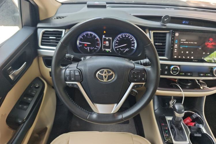 Used Toyota Highlander 2018 2.0T Four-Wheel Drive Luxury Version 7 Seats China VI Standard Steering Wheel