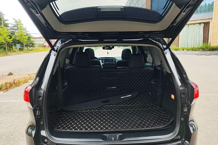 Used Toyota Highlander 2018 2.0T Two-Wheel Drive Luxury Edition 7 Seats China VI Standard Trunk
