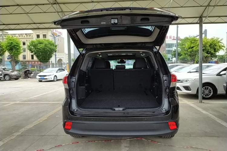 Used Toyota Highlander 2018 2.0T Four-Wheel Drive Luxury Edition 7 Seats China V Emission Standard Trunk
