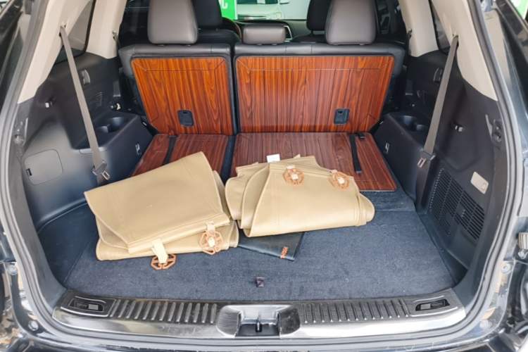 Used Toyota Highlander 2018 2.0T Four-Wheel Drive Luxury Version 7 Seats China VI Standard Trunk