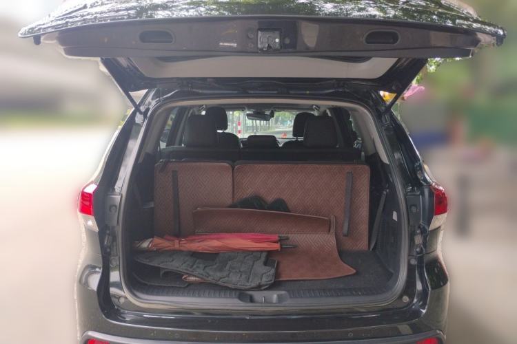 Used Toyota Highlander 2018 2.0T Two-Wheel-Drive Luxury Edition 7 Seats Emission Standard China V Trunk