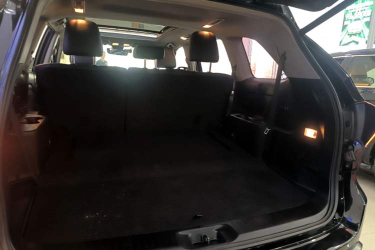 Used Toyota Highlander 2018 2.0T Four-Wheel Drive Luxury Edition 7 Seats China V Emission Standard Trunk