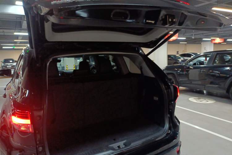 Used Toyota Highlander 2018 2.0T Four-Wheel Drive Luxury Edition 7 Seats China V Emission Standard Trunk