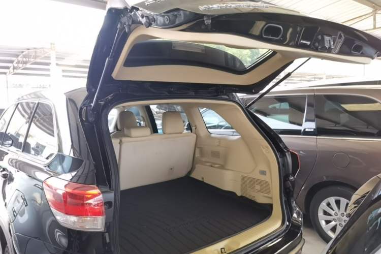 Used Toyota Highlander 2018 2.0T Two-Wheel Drive Elite Version 5 Seats China VI Standard Trunk