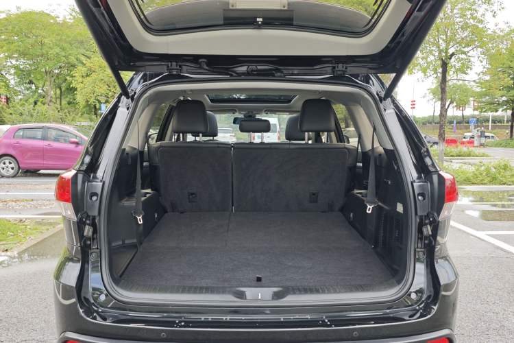 Used Toyota Highlander 2018 2.0T Two-Wheel Drive Luxury Edition 7 Seats China VI Standard Trunk