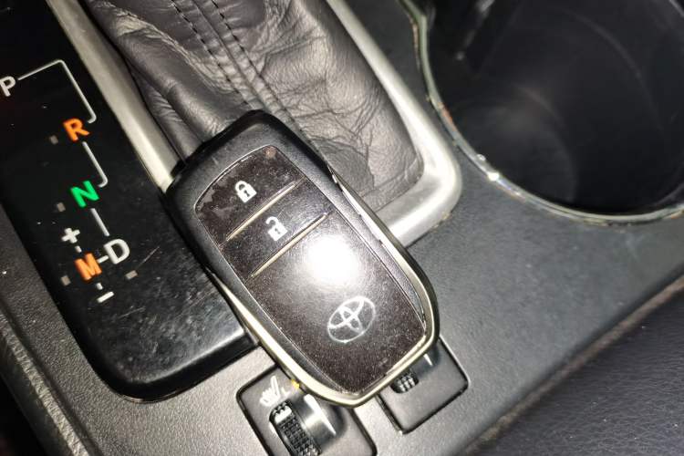 Used Toyota Highlander 2018 2.0T Four-Wheel Drive Knight Edition 7 Seats China VI Standard Vehicle Key