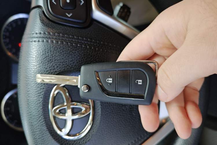 Used Toyota Highlander 2018 2.0T Two-Wheel Drive Elite Edition 7 Seats China VI Standard Vehicle Key