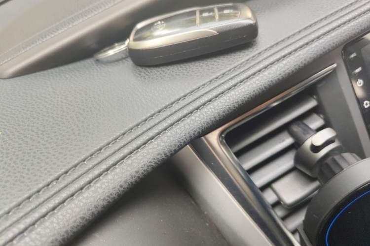 Used Toyota Highlander 2018 2.0T Four-Wheel Drive Luxury Edition 7 Seats China V Emission Standard Vehicle Key