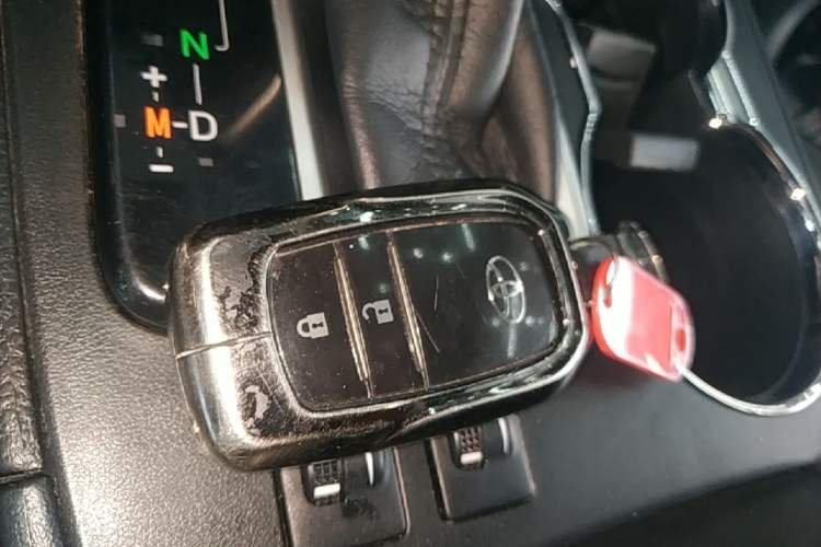 Used Toyota Highlander 2018 2.0T Two-Wheel Drive Luxury Edition 7 Seats China VI Standard Vehicle Key