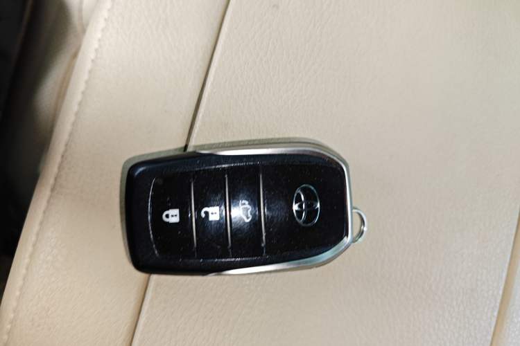 Used Toyota Highlander 2018 2.0T Four-Wheel Drive Prestige Version 7 Seats China VI Standard Vehicle Key