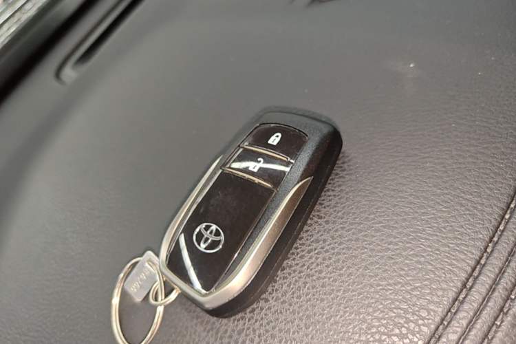 Used Toyota Highlander 2018 2.0T Four-Wheel Drive Luxury Version 7 Seats China VI Standard Vehicle Key
