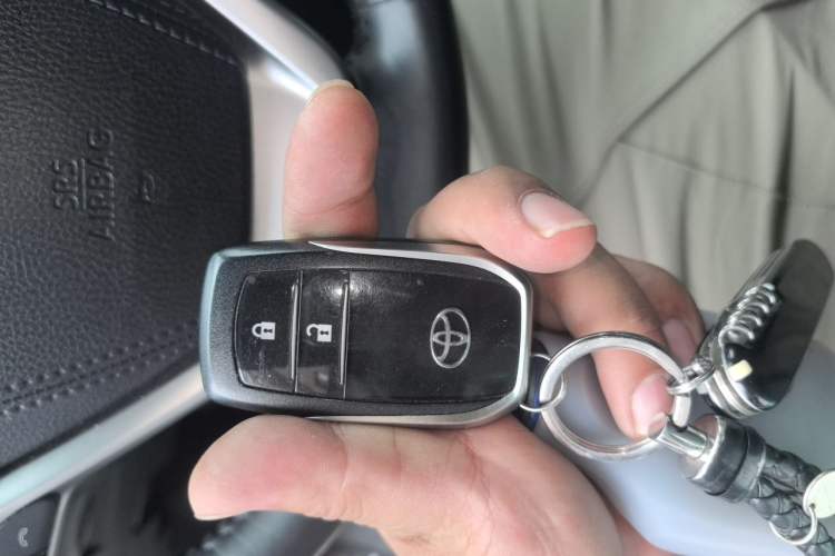 Used Toyota Highlander 2018 2.0T Two-Wheel Drive Luxury Edition 7 Seats China VI Standard Vehicle Key