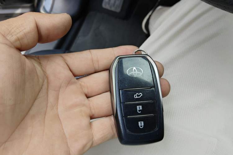 Used Toyota Highlander 2018 2.0T Four-Wheel Drive Prestige Version 7 Seats China VI Standard Vehicle Key